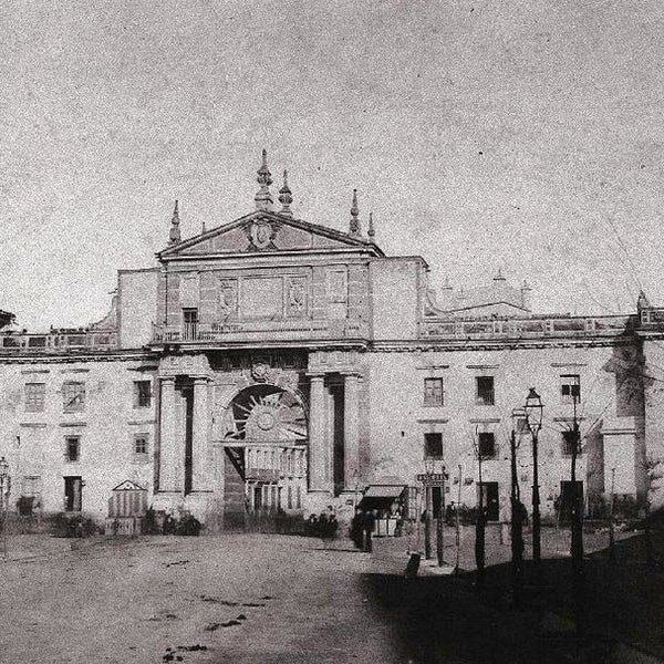 Aquí se encontraba La Puerta de Triana, se construyó en 1588 de estilo renacentista, y sustituyó a la originaria almohade; era de grandes dimensiones e incluso albergó una cárcel,fue derribada en 1868