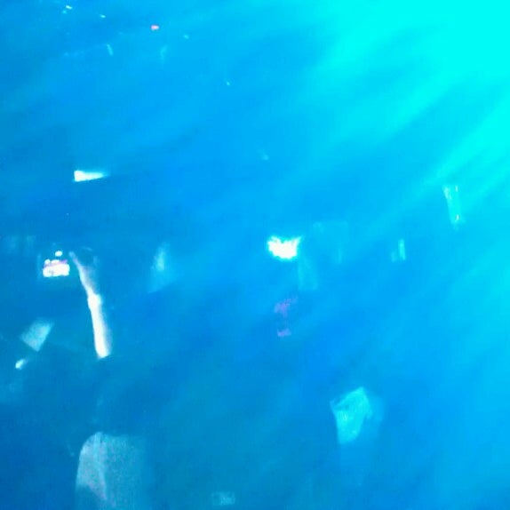 รูปภาพถ่ายที่ AXIS Nightclub โดย Chris G. เมื่อ 5/11/2013