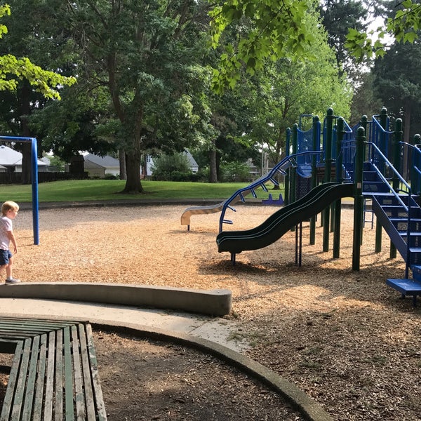 McKenna Park Parquinho