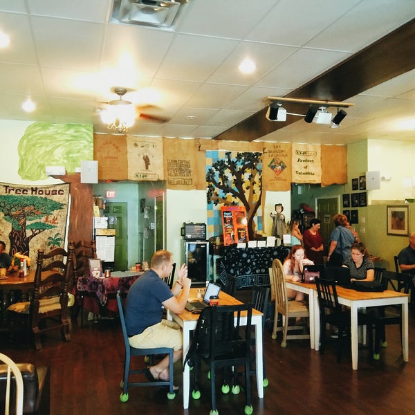 Foto tirada no(a) Treehouse Coffee Shop por Joshua W. em 9/24/2017