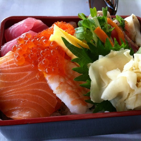 Снимок сделан в California Roll &amp; Sushi Fish пользователем Heidi W. 11/25/2012