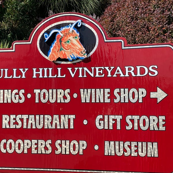Foto tirada no(a) Bully Hill Vineyards por Donna R. em 10/14/2021