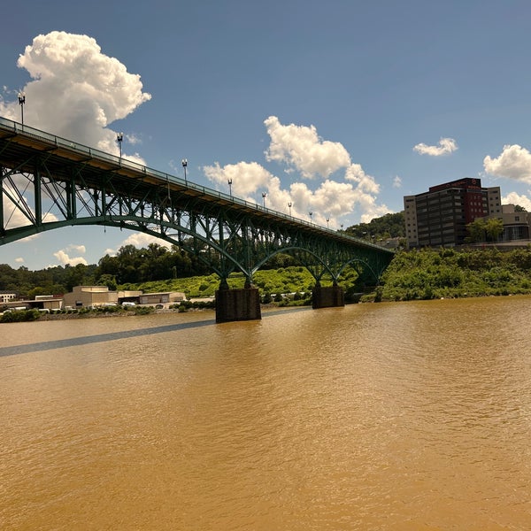 Foto diambil di Calhoun&#39;s on the River oleh Donna R. pada 8/17/2023