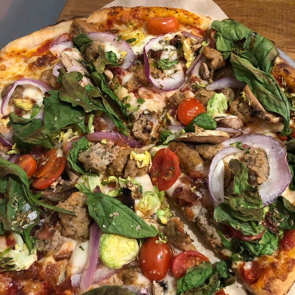 2/9/2019 tarihinde Jessie J.ziyaretçi tarafından Blaze Pizza'de çekilen fotoğraf