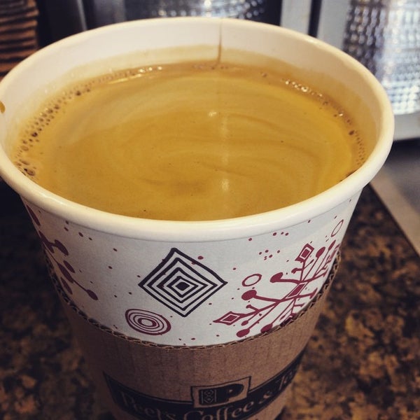 รูปภาพถ่ายที่ Peet&#39;s Coffee &amp; Tea โดย Dino C. เมื่อ 12/20/2014