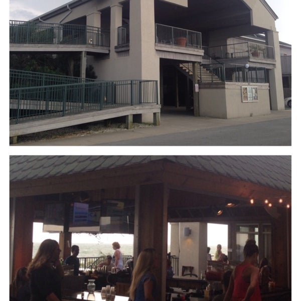 Foto tomada en The Isles Restaurant &amp; Tiki Bar  por Kevin C. el 7/23/2014