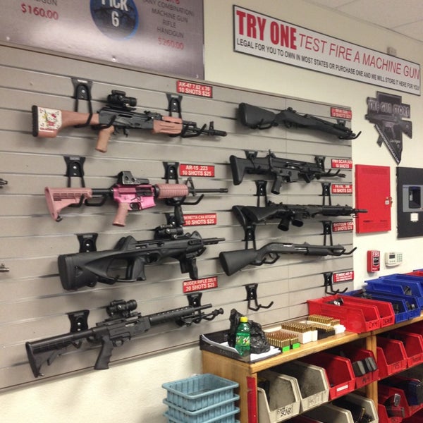 1/20/2013 tarihinde Ray A.ziyaretçi tarafından The Gun Store'de çekilen fotoğraf