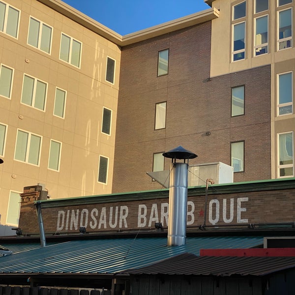 Photo prise au Dinosaur Bar-B-Que par Samson C. le4/18/2022