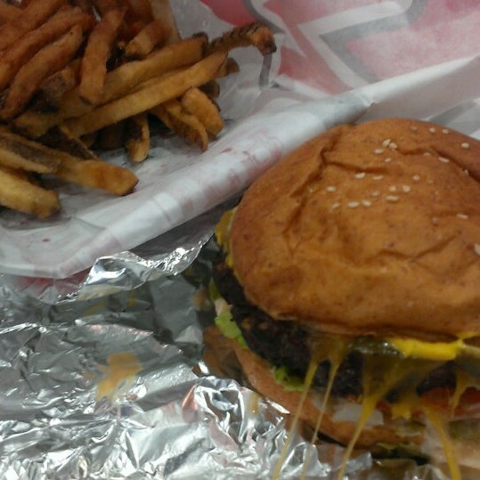 Снимок сделан в MOOYAH Burgers, Fries &amp; Shakes пользователем Valori F. 5/15/2013