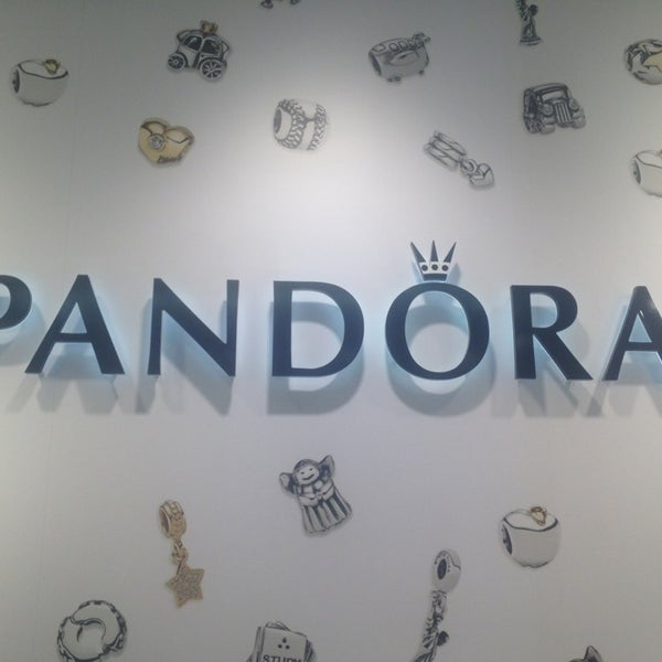 Foto tirada no(a) Pandora Jewelry por Rock em 1/3/2013
