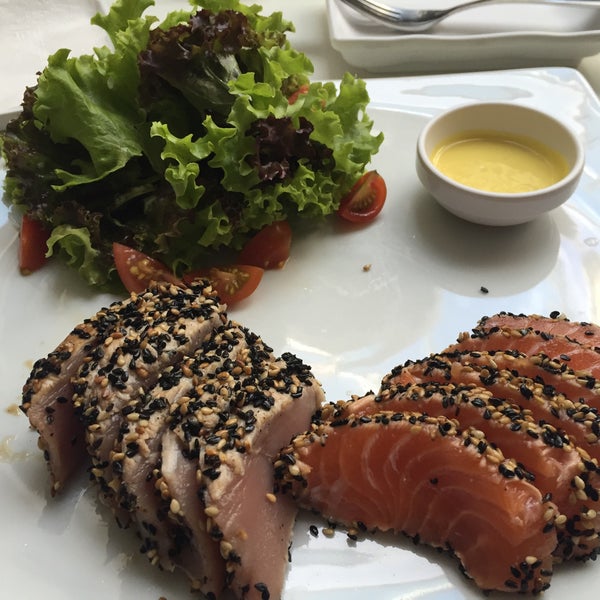 O peixe é gostoso e super fresco. O mix de folhas com sashimi de salmão e atum é uma ótima opção para um almoço leve.