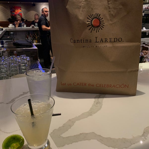 รูปภาพถ่ายที่ Cantina Laredo โดย Michelle B. เมื่อ 6/29/2022