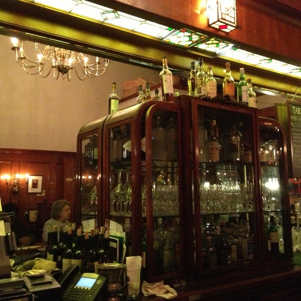 Foto tomada en Dobson&#39;s Bar &amp; Restaurant  por Jim S. el 1/29/2013