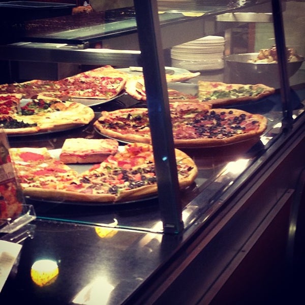 Foto tirada no(a) Pizza Mercato por Mark D. em 3/10/2013