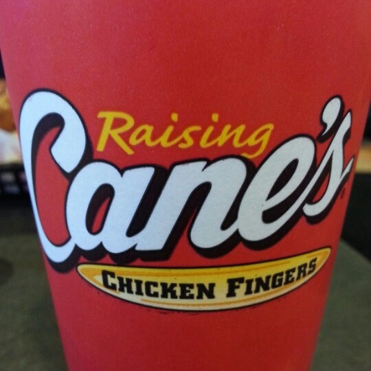 Foto diambil di Raising Cane&#39;s Chicken Fingers oleh Craig L. pada 12/1/2012