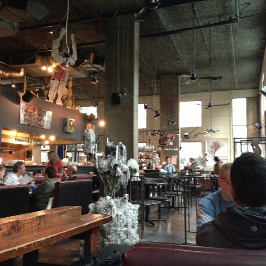 รูปภาพถ่ายที่ Subeez Cafe Restaurant Bar โดย Allen W. เมื่อ 11/4/2012