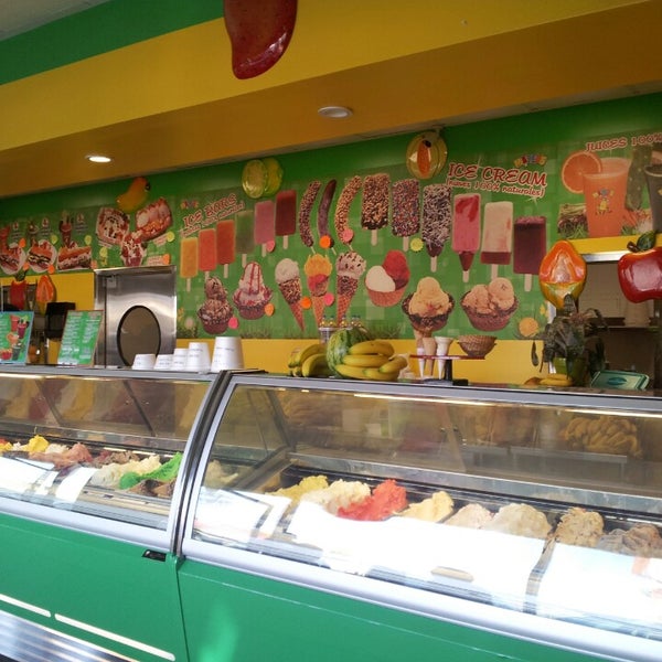 Снимок сделан в Mateo&#39;s Ice Cream &amp; Fruit Bars пользователем Jesse D. 3/24/2013