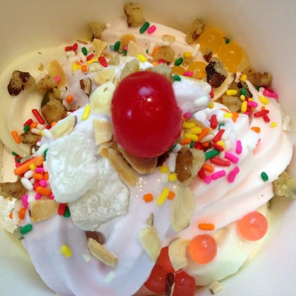 Das Foto wurde bei Tutti Frutti Frozen Yogurt von May L. am 7/2/2013 aufgenommen