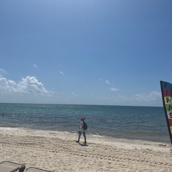 รูปภาพถ่ายที่ Playa del Carmen โดย Mason . เมื่อ 7/4/2022