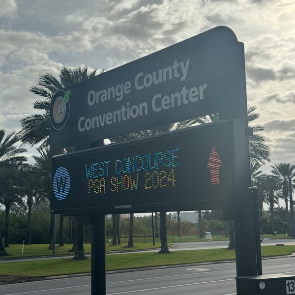 รูปภาพถ่ายที่ Orange County Convention Center (OCCC) โดย Mason . เมื่อ 1/23/2024