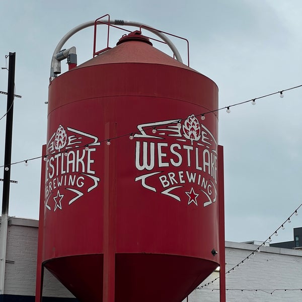 Das Foto wurde bei Westlake Brewing Company von Mason . am 4/16/2022 aufgenommen