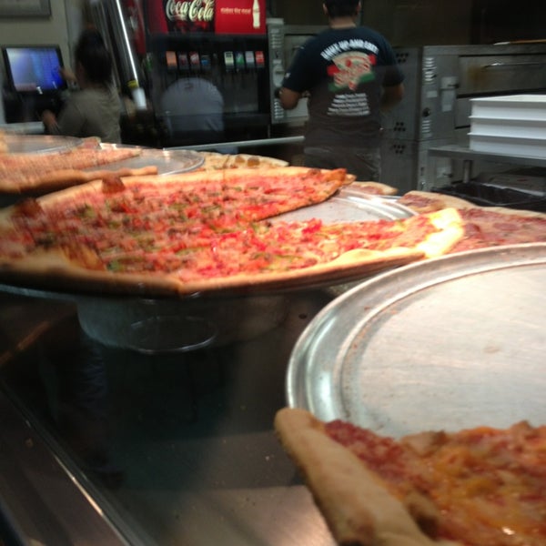 3/9/2013にAleksander R.がSlices Pizzaで撮った写真