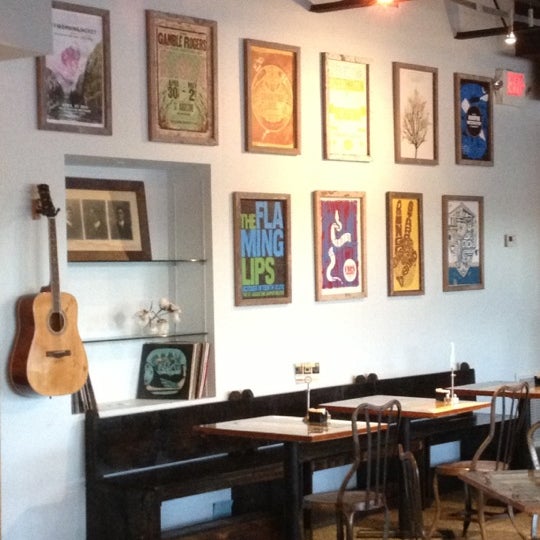 รูปภาพถ่ายที่ Café Eleven โดย Sean เมื่อ 10/5/2012