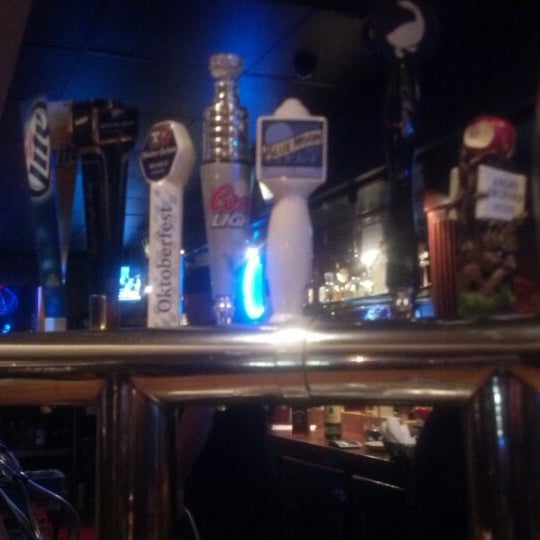 Foto tomada en Bottoms Up Bar &amp; Grill  por Ashlee el 11/16/2012