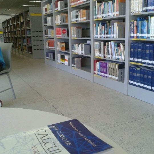 Foto tomada en BCZM - Biblioteca Central Zila Mamede  por Dominique S. el 10/19/2012