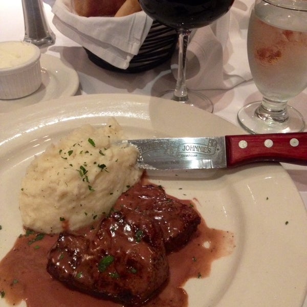 รูปภาพถ่ายที่ Frankie &amp; Johnnie&#39;s Restaurant โดย Johnny เมื่อ 8/15/2014