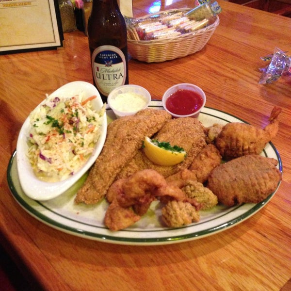 Снимок сделан в Floyd&#39;s Cajun Seafood &amp; Texas Steakhouse пользователем Fabian 2/10/2013