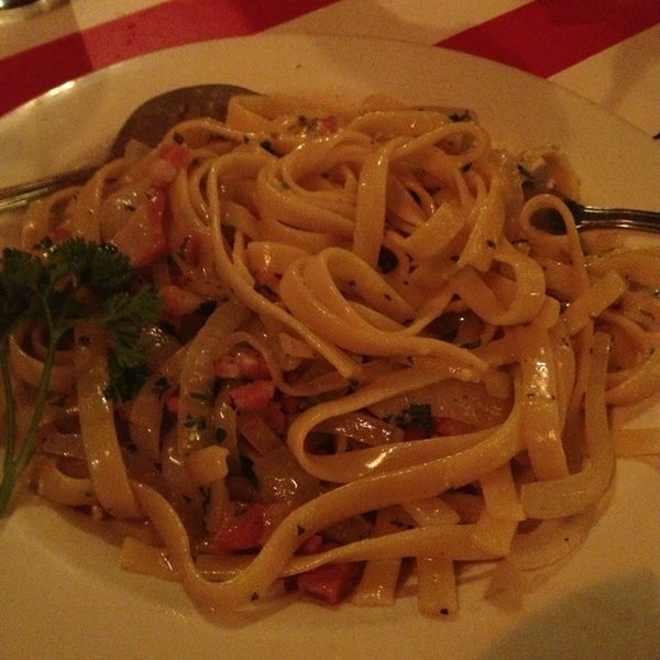 รูปภาพถ่ายที่ Miceli&#39;s Italian Restaurant โดย Jamie H. เมื่อ 7/20/2013