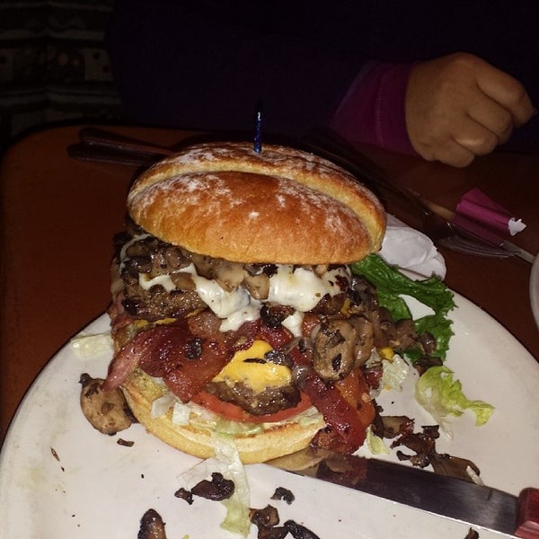 Foto tomada en Bob&#39;s Burgers &amp; Brew  por Jay L. el 2/13/2014