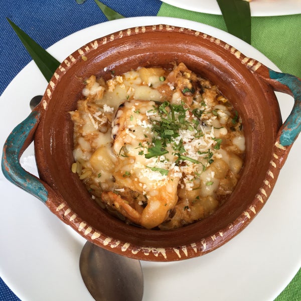 La cazuelita de mariscos como entrada está buenísima, y plato principal la pasta con camarones al tequila ufff!!👌🏼 mesas en terraza con vista al mar.