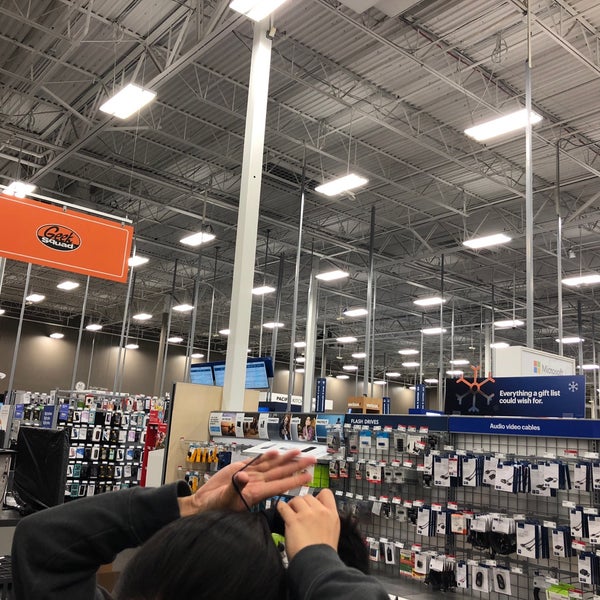 Best Buy Bridgewater'de Elektronik Mağazası