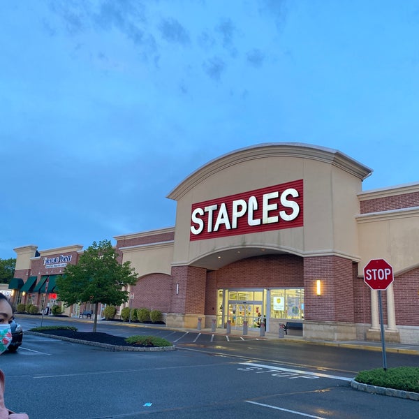 Staples to close 70 more stores - ABC7 Chicago