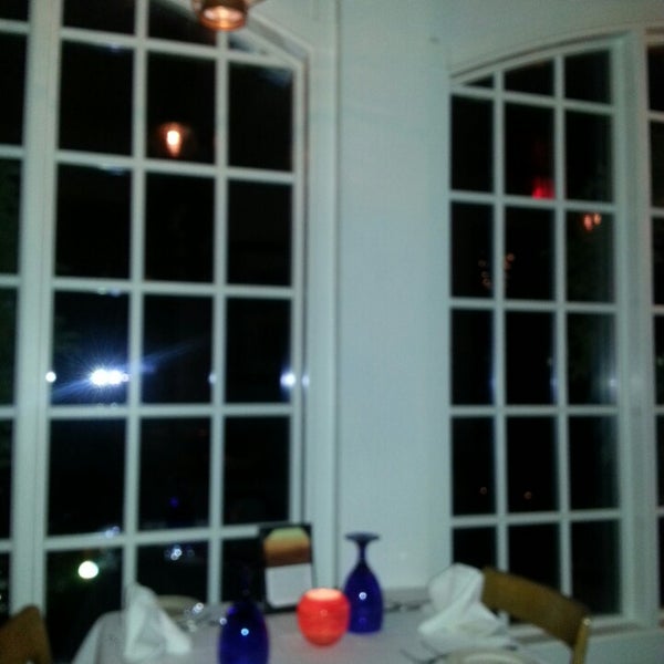 Das Foto wurde bei Cedar Hollow Inn Restaurant &amp; Bar von Stacy A. am 12/12/2013 aufgenommen