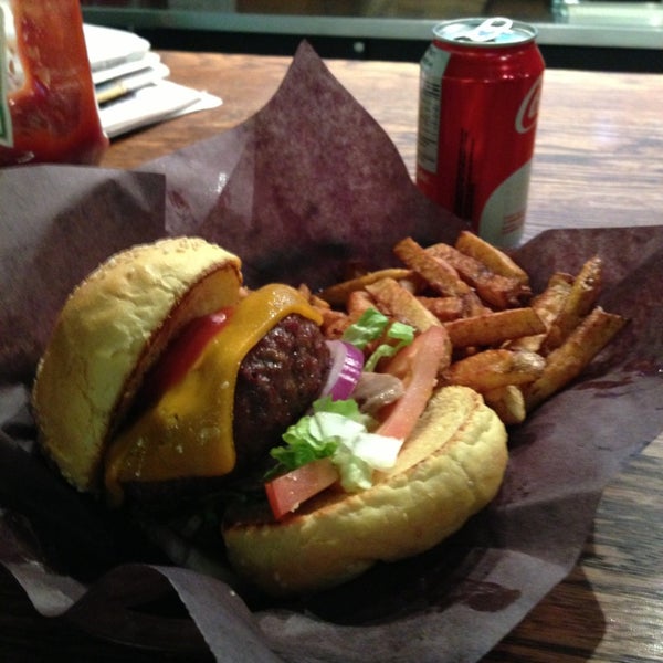 Foto diambil di Woody&#39;s Burgers bar and grill oleh Abdallah A. pada 3/3/2013