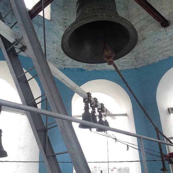 Колокол возле Успенского собора Смоленск