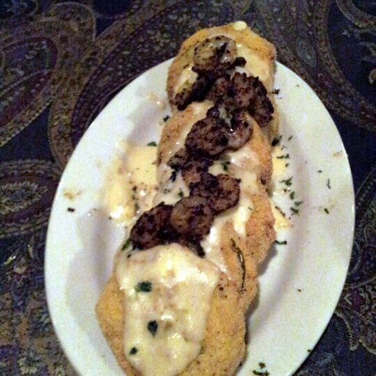 Foto diambil di Sno&#39;s Seafood &amp; Steak oleh Kellie S. pada 10/1/2012