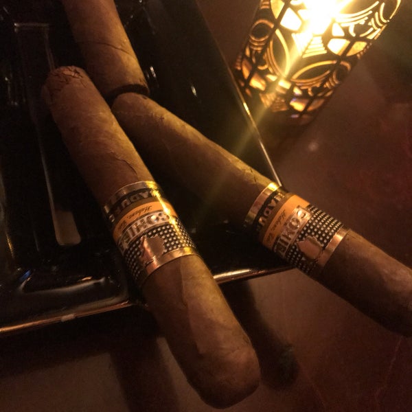 Foto tirada no(a) SoHo Cigar Bar por Sarah em 3/24/2019