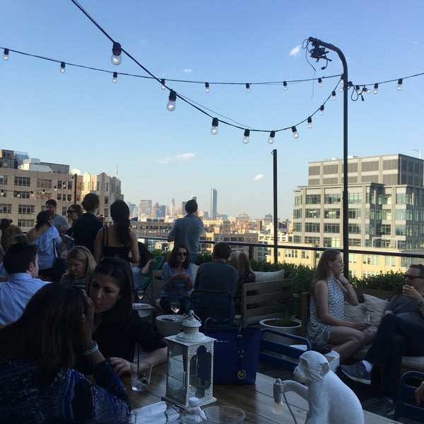Foto diambil di Bar Hugo - Rooftop oleh Sarah pada 5/18/2017