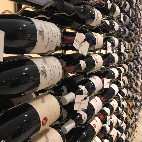 5/18/2018 tarihinde Sarahziyaretçi tarafından Crush Wine &amp; Spirits'de çekilen fotoğraf