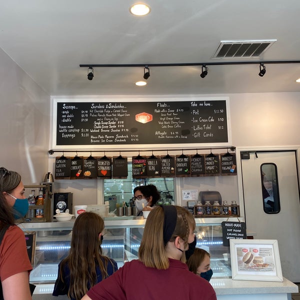 รูปภาพถ่ายที่ Lottie&#39;s Creamery โดย Sarah เมื่อ 9/3/2021