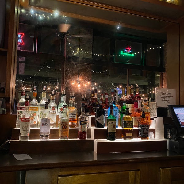 Foto scattata a Puffy&#39;s Tavern da Sarah il 8/7/2021