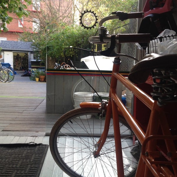 รูปภาพถ่ายที่ Juice Pedaler โดย Sarah เมื่อ 10/26/2014