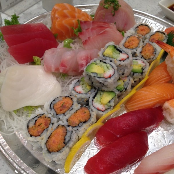 Foto scattata a Mogu Sushi da Sarah il 8/30/2014