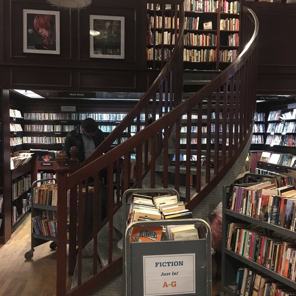 Foto tirada no(a) Housing Works Bookstore Cafe por Sarah em 10/28/2016