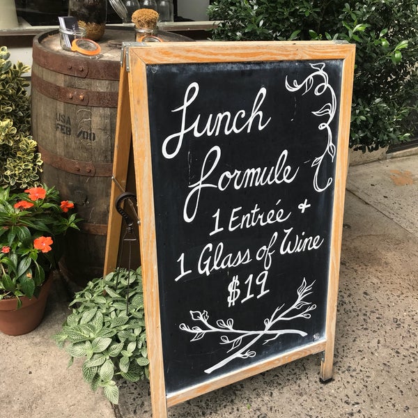 Das Foto wurde bei St Tropez Restaurant &amp; Wine Bar von Sarah am 7/4/2018 aufgenommen