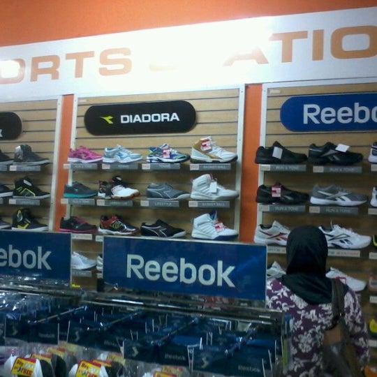 outlet reebok tangerang